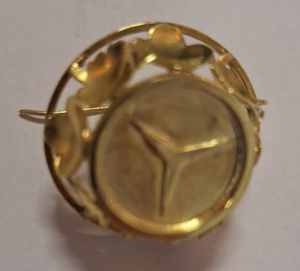 Obrázok náušnice ponúkanej na výkup. Podozrenie z manipulácie s úradným označením.