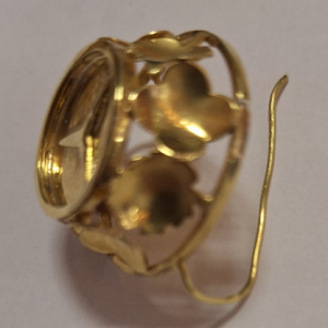 Obrázok náušnice ponúkanej na výkup. Podozrenie z manipulácie s úradným označením.